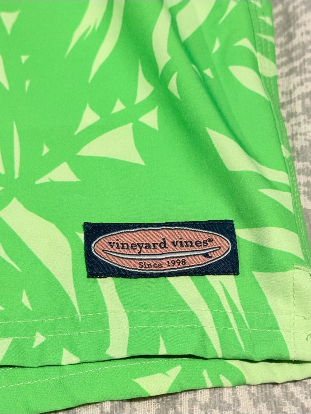 ⛔️ SOLD ⛔️ Vineyard Vines ///  Men’s Printed Chappy Green Palm-Print Swim Trunks - Picture 3 of 6